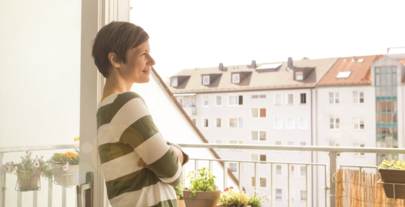 Frau am Balkon