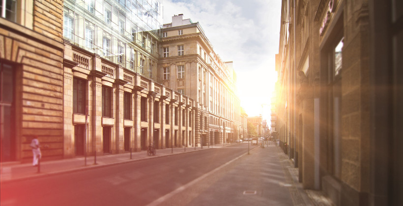 Straße mit Sonnenlicht