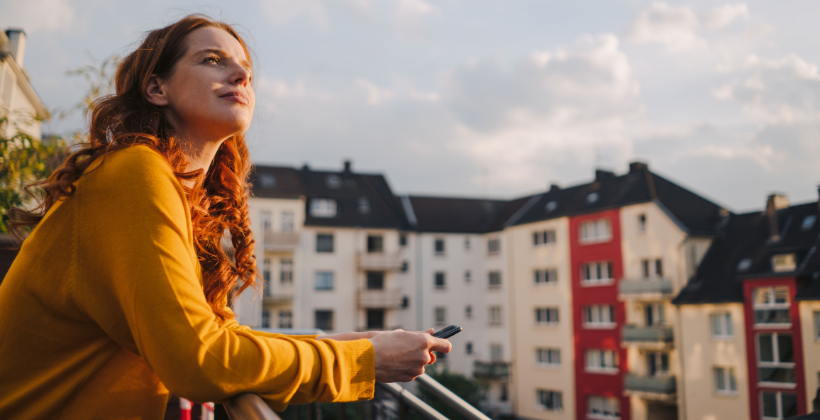 Frau auf dem Balkon