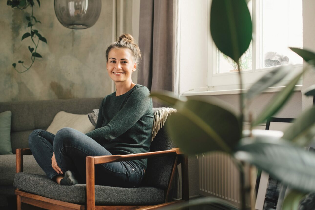 Frau auf Sessel Wohnung