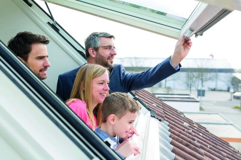 Familie schaut aus einem Fenster