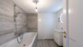 Badezimmer mit Badewanne