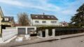 Hausansicht mit 2 Garagen