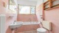 Badezimmer mit Badewanne