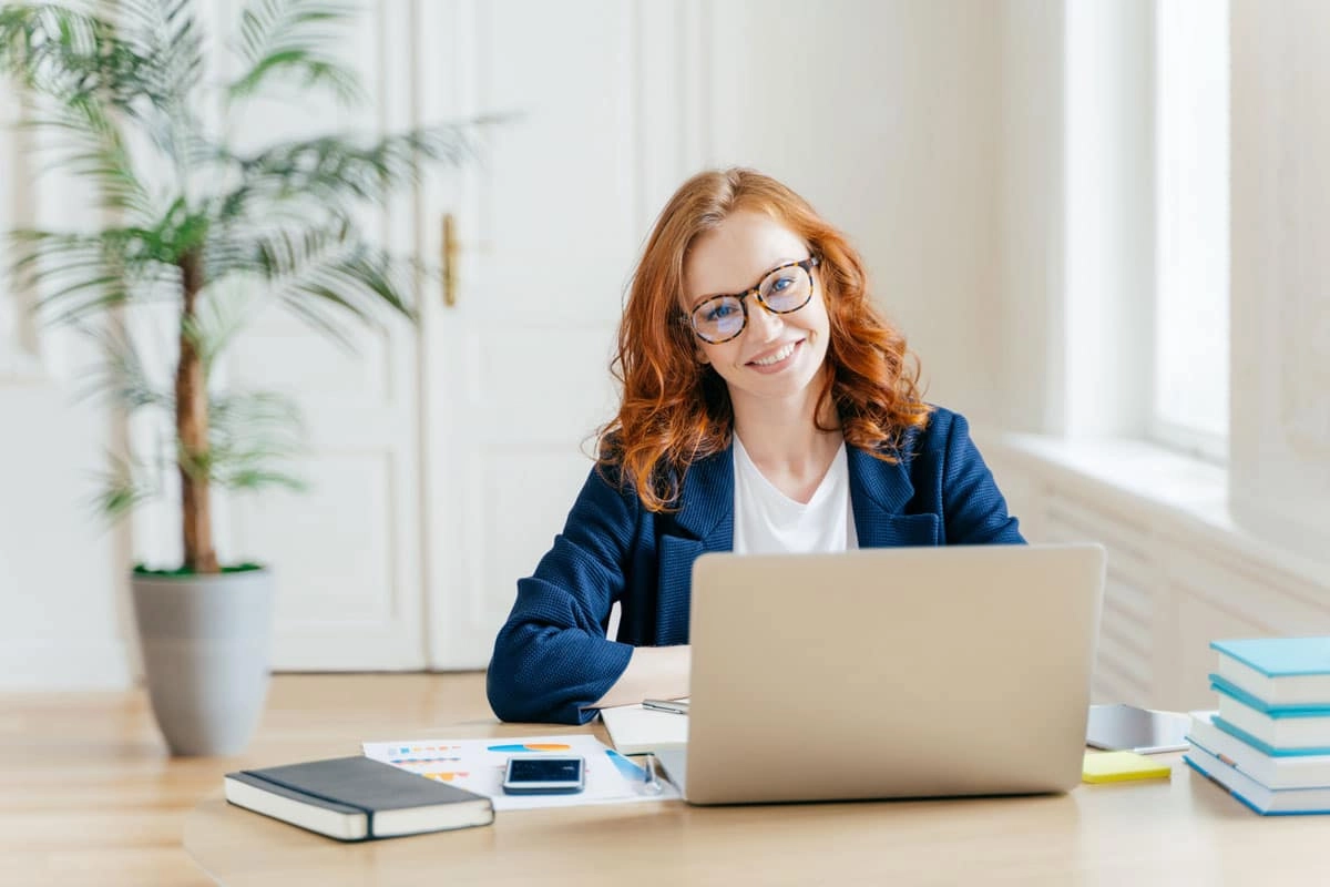 Junge Frau am Laptop
